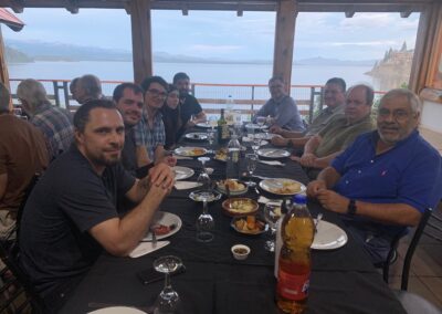 Cena AEIB 2025. En sentido horario: Rodrigo Mayer,  Edgar Altszyler , Dante Mangiarotti, Martina Serrano, German Serrano, Ruben Sosa, Nelson Pachao, Juan Marmo y Sergio Paredes.