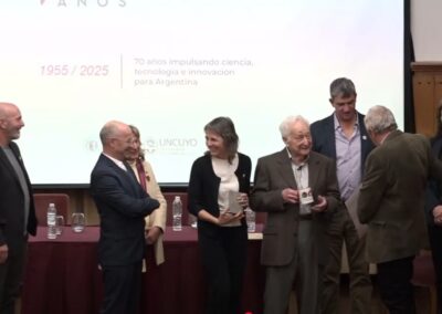 Durante la entrega del título de Doctor Honoris Causa al Lic. Abraham Kestelman, otorgado por la Universidad Nacional de Cuyo el 1 de agosto de 2025. La asociación hizo entrega a Abe de una taza con el logo.